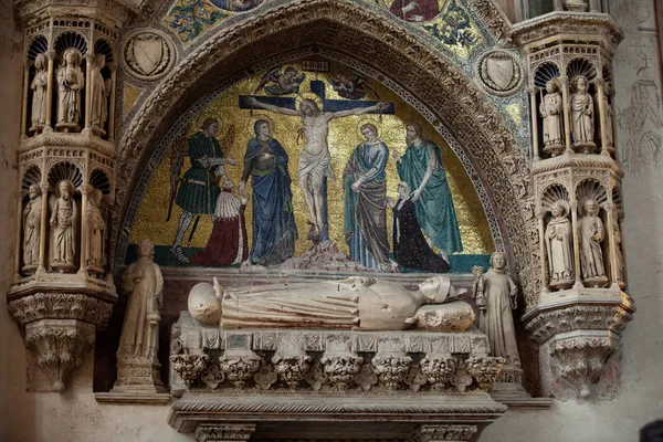 Medieval and Renaissance wall tombs in Santi Giovanni e Paolo, Venice, — Stock Photo, Image