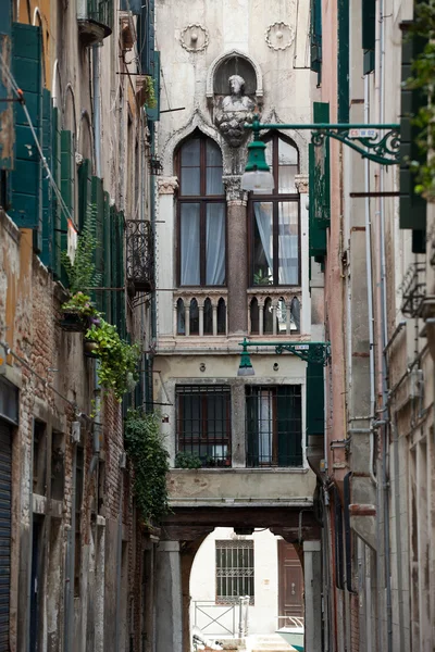 Eski binalar ve Venedik dar Kanal Görünümü — Stok fotoğraf