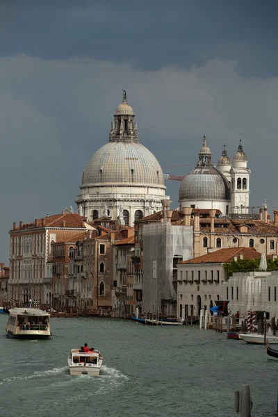 Venezia - la vista sul Canal Grande e Salute prima della tempesta — Foto Stock