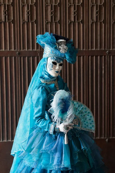 Die blaue Dame im karnevalesken Kostüm und der venezianischen Maske — Stockfoto