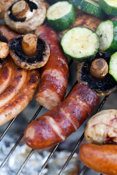 Barbacoa con deliciosa carne a la parrilla — Foto de Stock