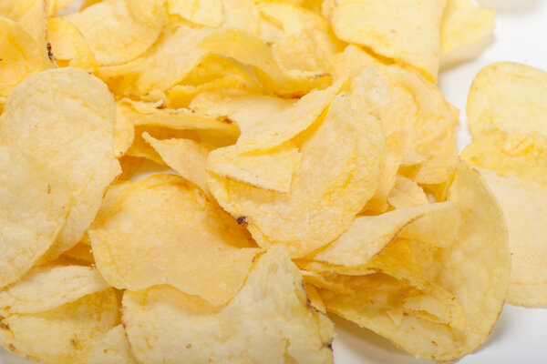 картофельные чипсы на белом фоне