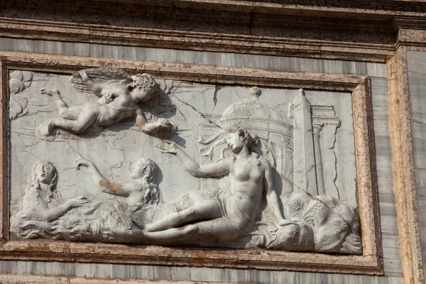 De bas-reliëf van de loggetta door jacopo sansovino, onder de campanile di san marco in Venetië — Stockfoto