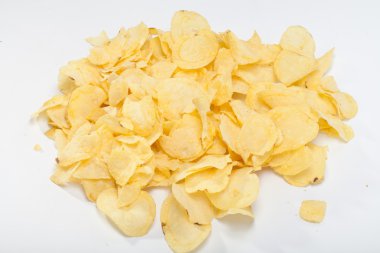 Patates cipsi beyaz arkaplanda izole