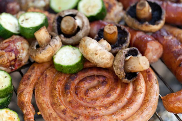 Барбекю с вкусным мясом на гриле — стоковое фото