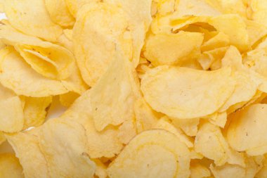 Patates cipsi beyaz arkaplanda izole