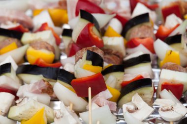 ızgara tavuk ve renkli sebze shashliks