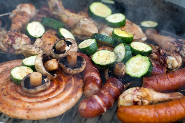 Grill med utsökt grillat kött på grill — Stockfoto