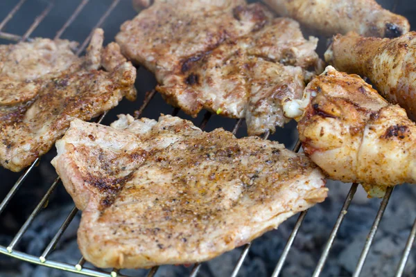 Barbecue with delicious grilled meat on grill — Stock Photo, Image