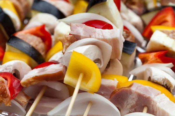 ızgara tavuk ve renkli sebze shashliks