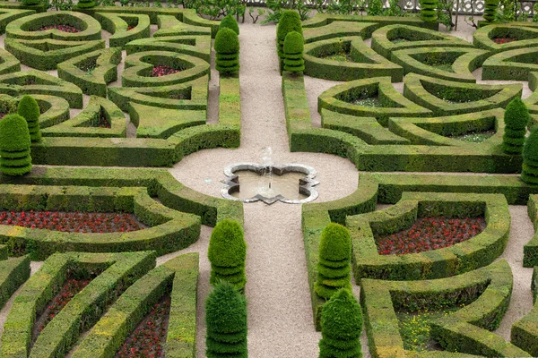 Fransa 'daki kalelerdeki görkemli, dekoratif bahçeler.