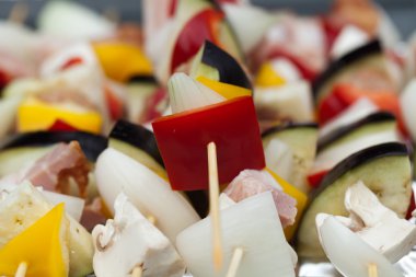 ızgara tavuk ve renkli sebze shashliks