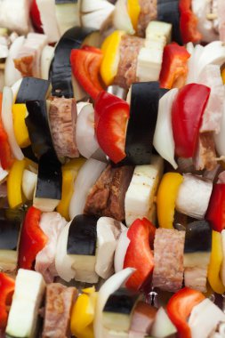 ızgara tavuk ve renkli sebze shashliks