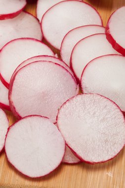 ahşap tahta üzerinde Bahçe turp