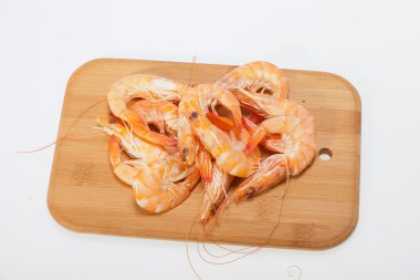 Beyaz bir arka plan üzerinde izole taze karides