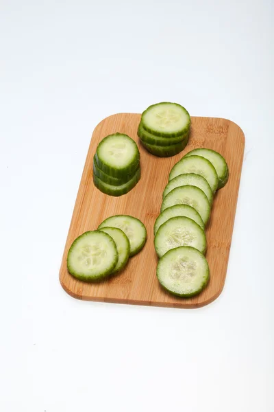 El pepino verde aislado sobre fondo blanco — Foto de Stock