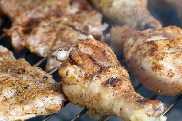 Barbecue met heerlijk gegrild vlees op grill — Stockfoto