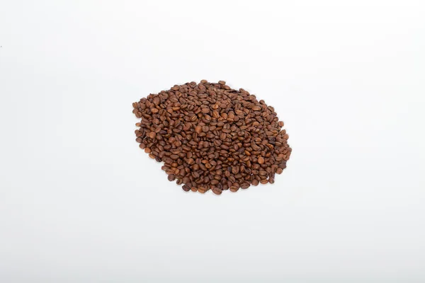 커피 원두는 흰색으로 분리되어 있다 — 스톡 사진