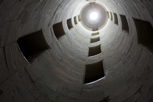 Исчезающая точка зрения на двойную спиральную лестницу в замке Шамбор, спланированную Леонардом да Винчи — стоковое фото
