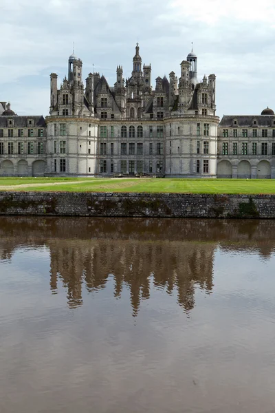 Zamek chambord, w dolinie rzeki cher, Francja — Zdjęcie stockowe