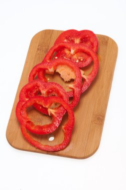 Dilimlenmiş kırmızı biber beyaz arkaplanda izole edildi