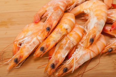 Beyaz bir arka plan üzerinde izole taze karides