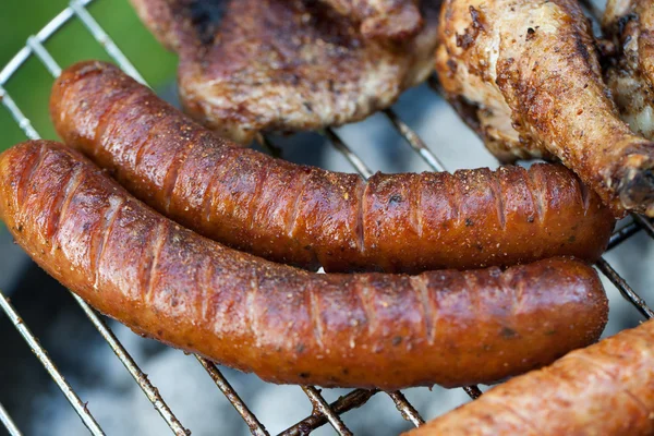 Churrasco com deliciosa carne grelhada na grelha — Fotografia de Stock