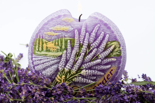 Lavendel und Kerze isoliert auf weißem Hintergrund — Stockfoto