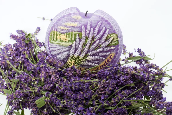 Lavendel en kaars geïsoleerd op witte achtergrond — Stockfoto