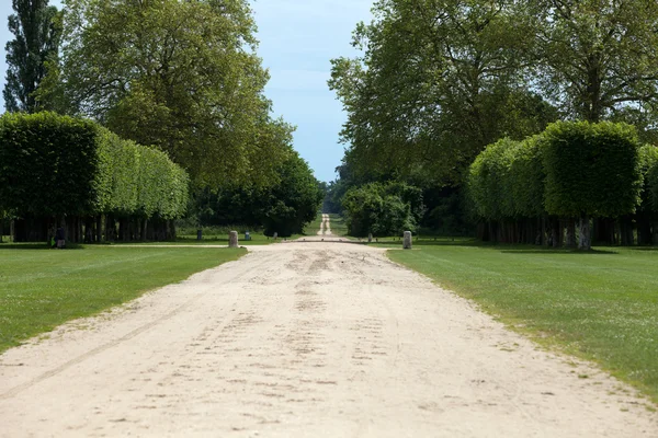 Wielkie łąki i park wokół zamku chambord. Francja — Zdjęcie stockowe