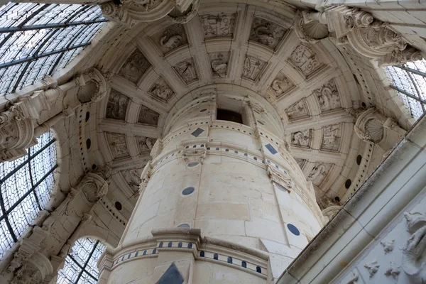 Loft af trappen fra slottet Chambord, Frankrig - Stock-foto