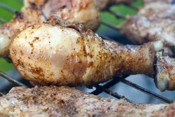 Barbecue met heerlijk gegrild vlees op grill — Stockfoto