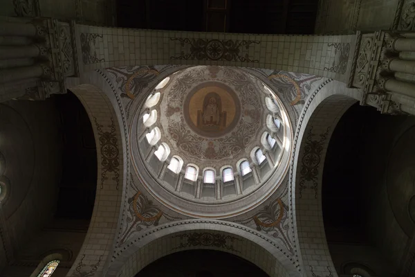 Interior da Basílica de Saint-Martin, Tours, França — Fotografia de Stock