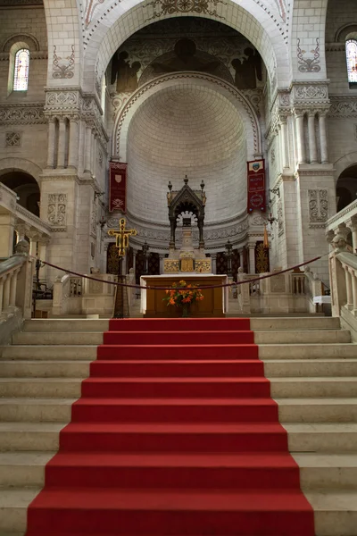 Interiér baziliky saint-martin, tours, Francie — Stock fotografie