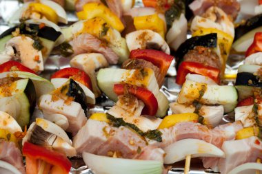 ızgara tavuk ve renkli sebze shashliks