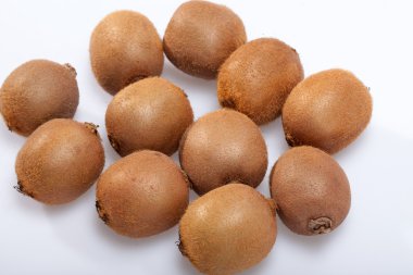 Beyaz arkaplanda yalıtılmış Kivi meyvesi