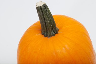 Beyaz arkaplanda taze turuncu balkabağı izole edilmiş.