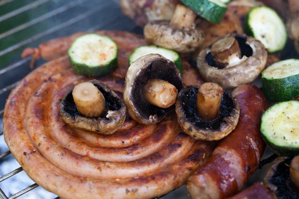 Barbacoa con deliciosa carne a la parrilla — Foto de Stock