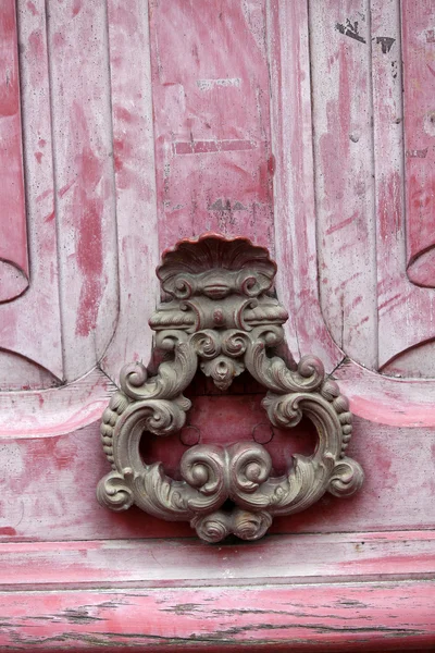Eski bir pembe wodden kapı kapı knoker — Stok fotoğraf