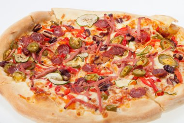 Beyaz arka plan üzerinde izole lezzetli İtalyan pizza