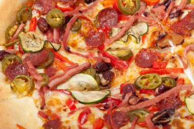 Beyaz arka plan üzerinde izole lezzetli İtalyan pizza