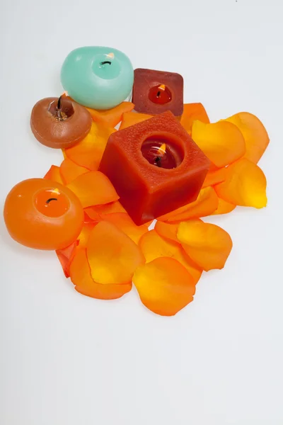 Χυμένα πέταλα πορτοκαλιού γύρω από το αρωματικό κερί — Φωτογραφία Αρχείου