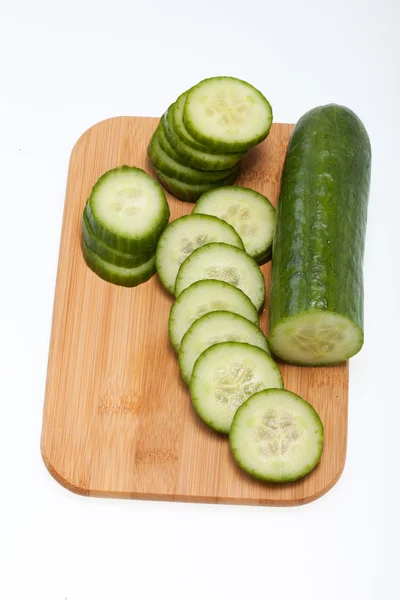 El pepino verde aislado sobre fondo blanco — Foto de Stock