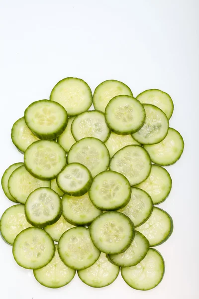 Pepino recém-fatiado isolado no fundo branco — Fotografia de Stock