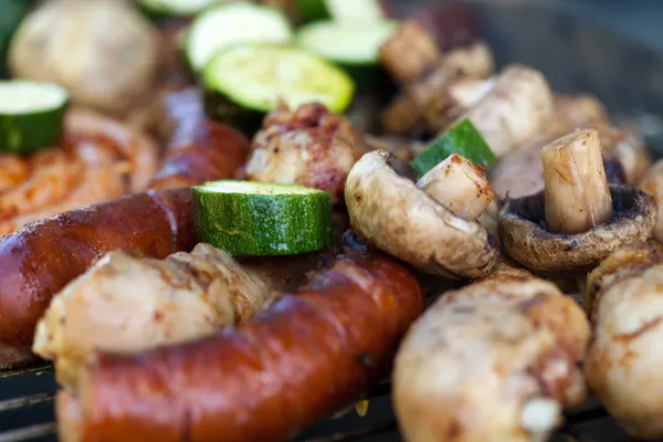 Churrasco com deliciosa carne grelhada na grelha — Fotografia de Stock