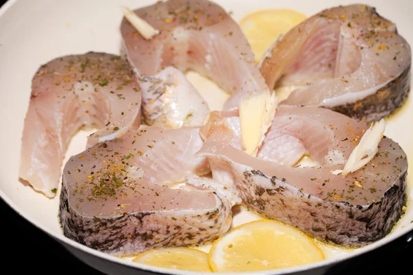 Der gebratene Fisch in der Pfanne — Stockfoto