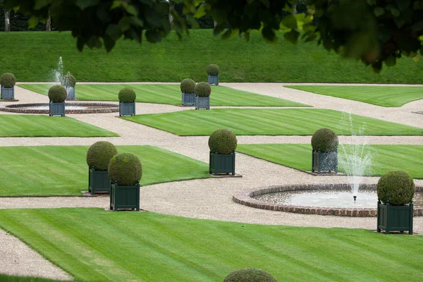 Espléndidos jardines decorativos en castillos en Francia — Foto de Stock