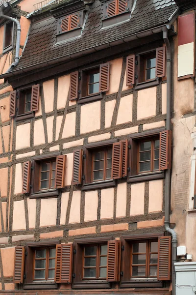 Casas de entramado de madera de Colmar, Alsacia, Francia — Foto de Stock