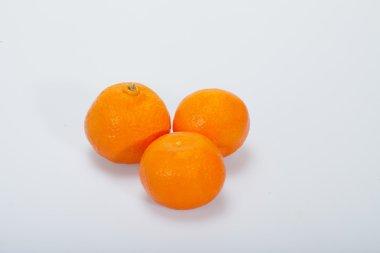 taze mandalina beyaz izole