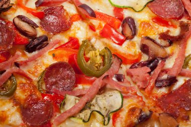 Beyaz arka plan üzerinde izole lezzetli İtalyan pizza